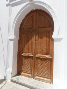 Puerta de entrada con arco.
