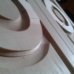 Detalle de carpintería de madera especializada.